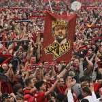 Los fans del Leverkusen invaden la cancha celebrando el festejo de la Bundesliga con una pancarta que dice "Rey Xavi", en honor de su entrenador, Xabi Alonso.(Foto Prensa Libre: AFP)