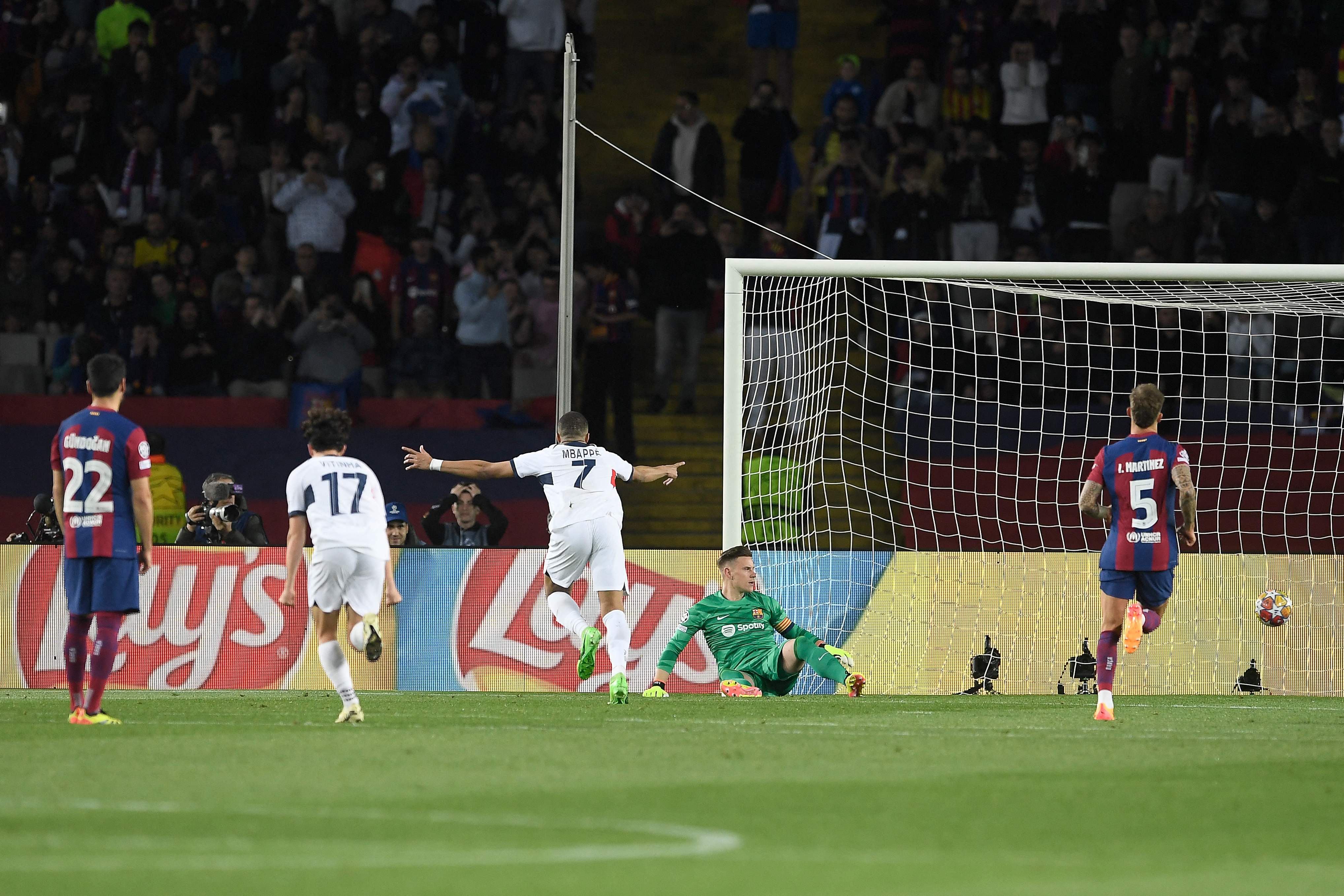 Mbappé celebra uno de sus dos goles ante el Barcelona.