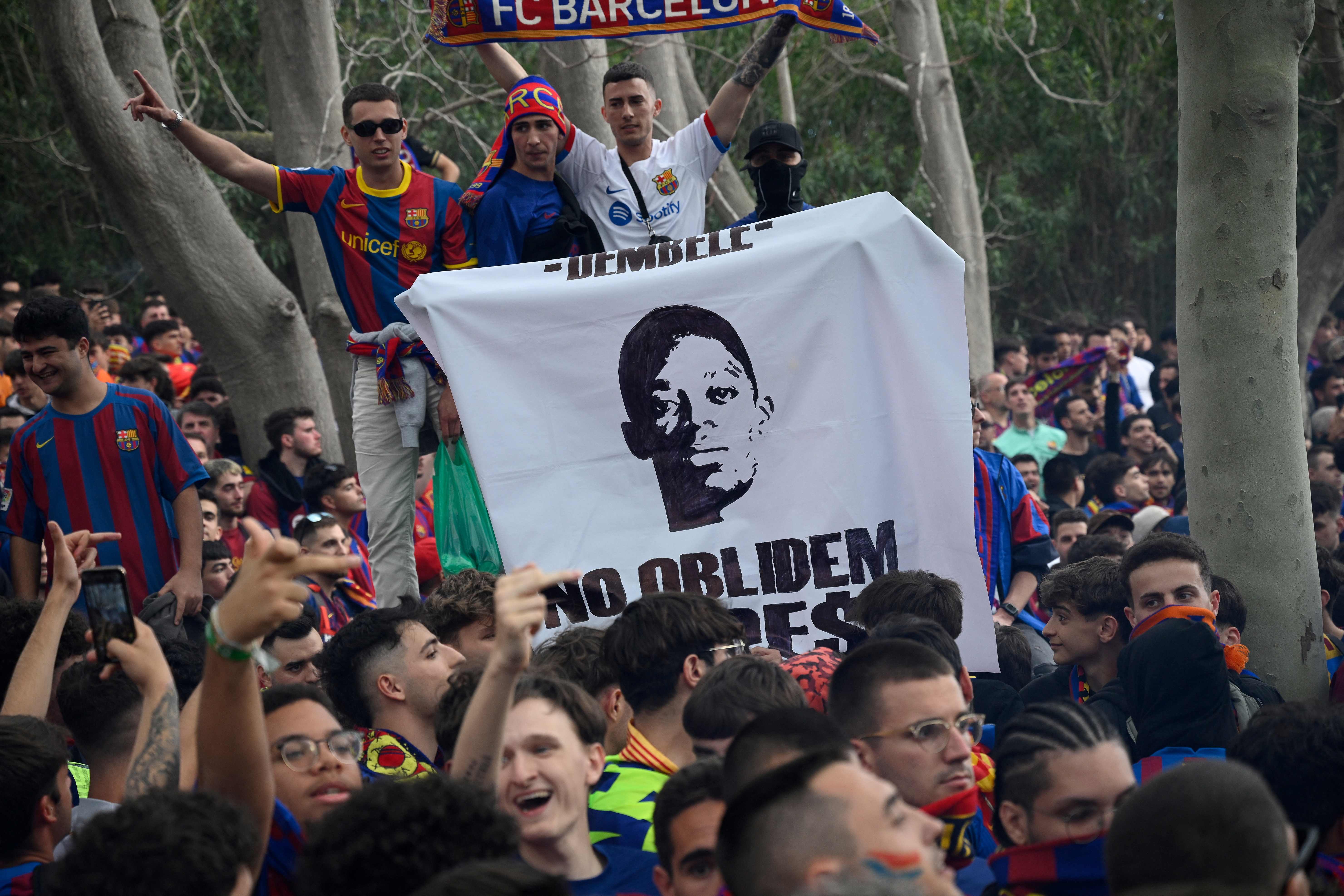Aficionados del Barcelona muestran su rechazo al jugador francés.