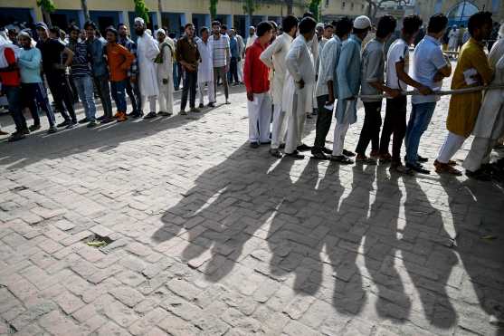 People stand in queues to cast their votes in the first phase of India's general election at a polling station in Kairana, Shamli district, in India's Uttar Pradesh state on April 19, 2024. (Photo by Sajjad HUSSAIN / AFP)