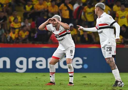Sao Paulo's Argentine forward Jonathan Calleri (L) celebrates next to teammate Argentine defender Alan Franco after scoring during the Copa Libertadores group stage first leg football match between Ecuador's Barcelona and Brazil's Sao Paulo at the Monumental Banco Pichincha Stadium in Guayaquil, Ecuador, on April 25, 2024. (Photo by MARCOS PIN / AFP)