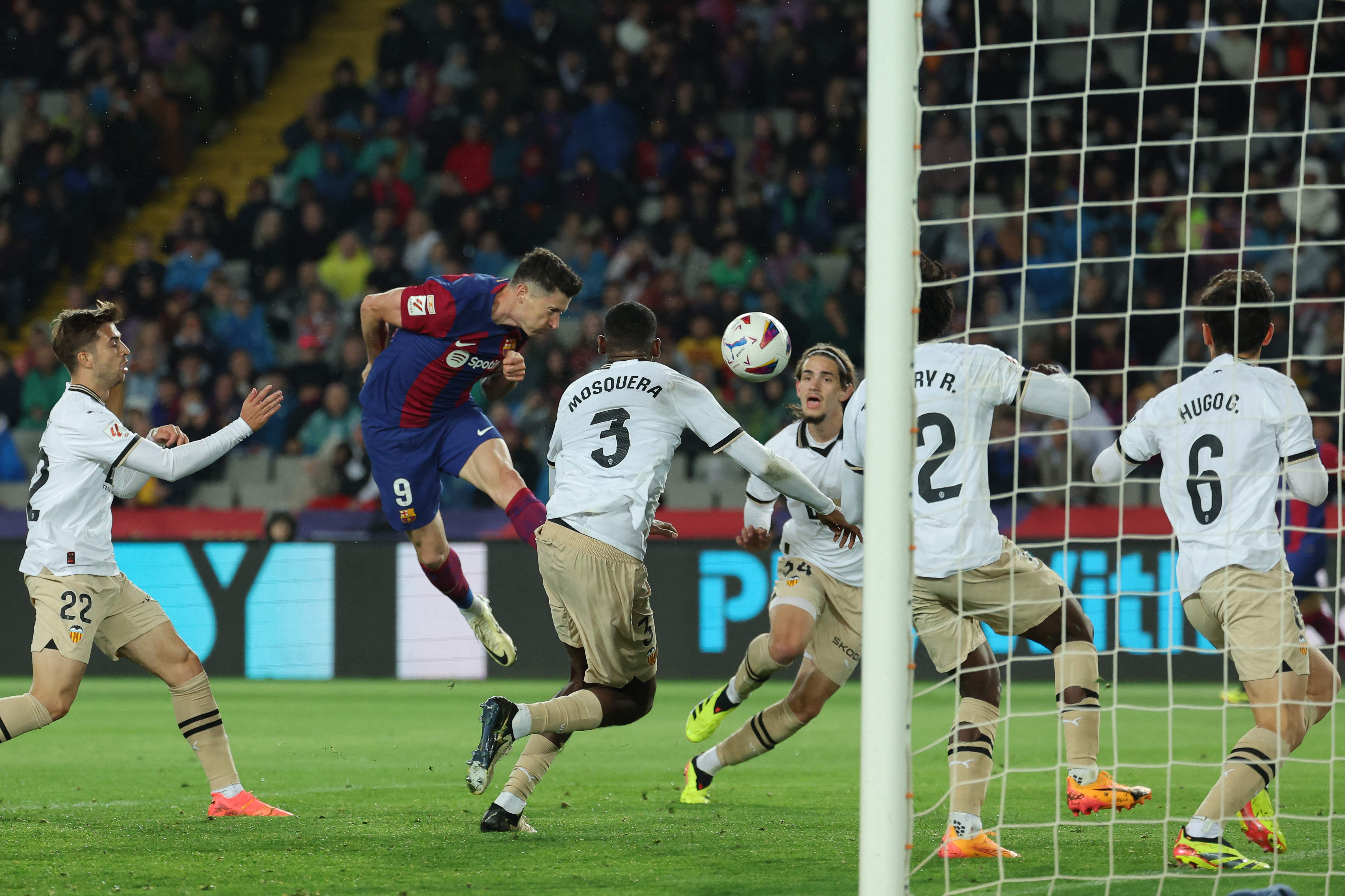 El delantero polaco del FC Barcelona Robert Lewandowski remata de cabeza para marcar su segundo gol durante el partido.