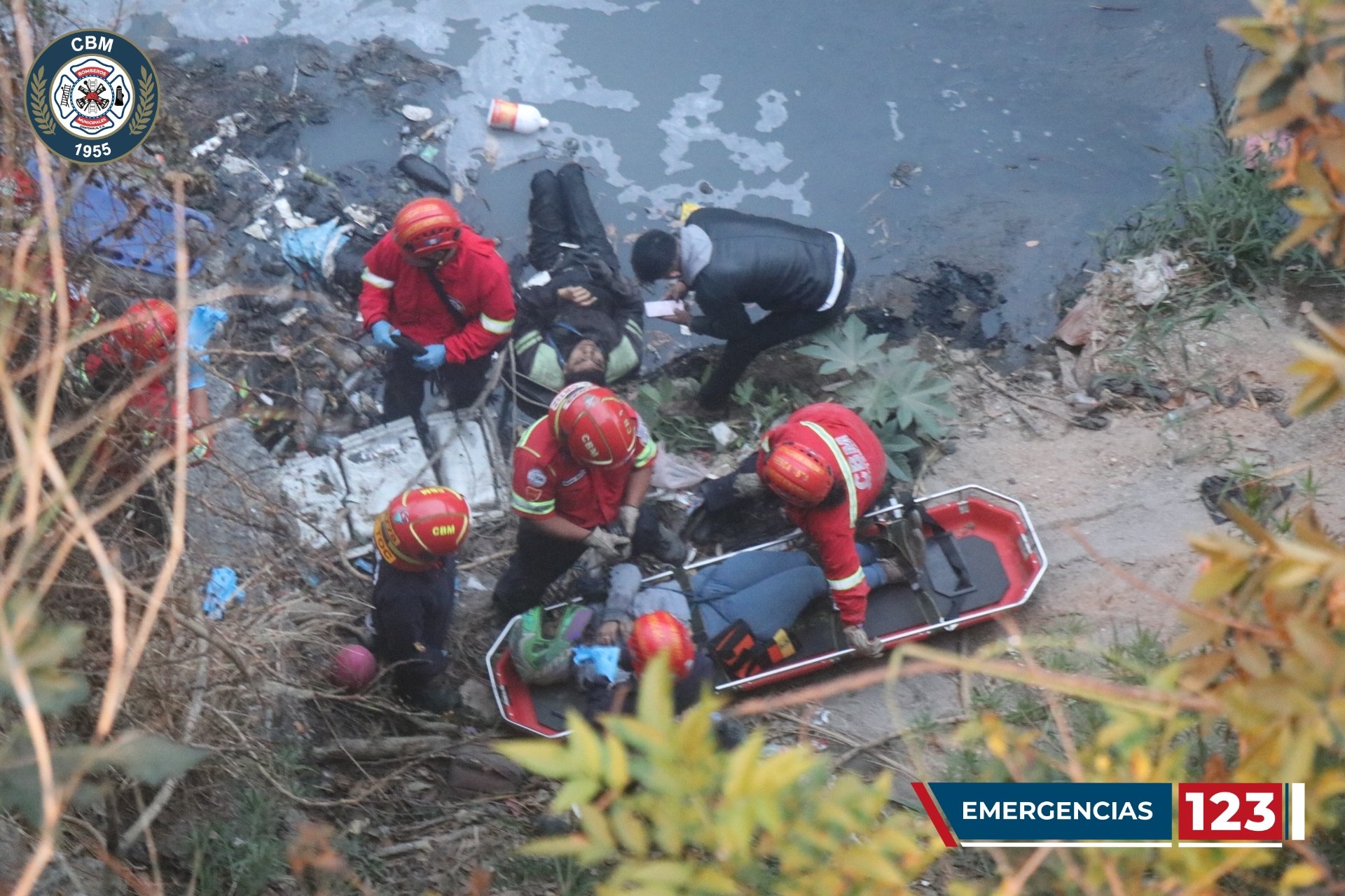 Una moto cayó a un río en la zona 6 luego de un accidente de tránsito. (Foto Prensa Libre: Bomberos Municipales)
