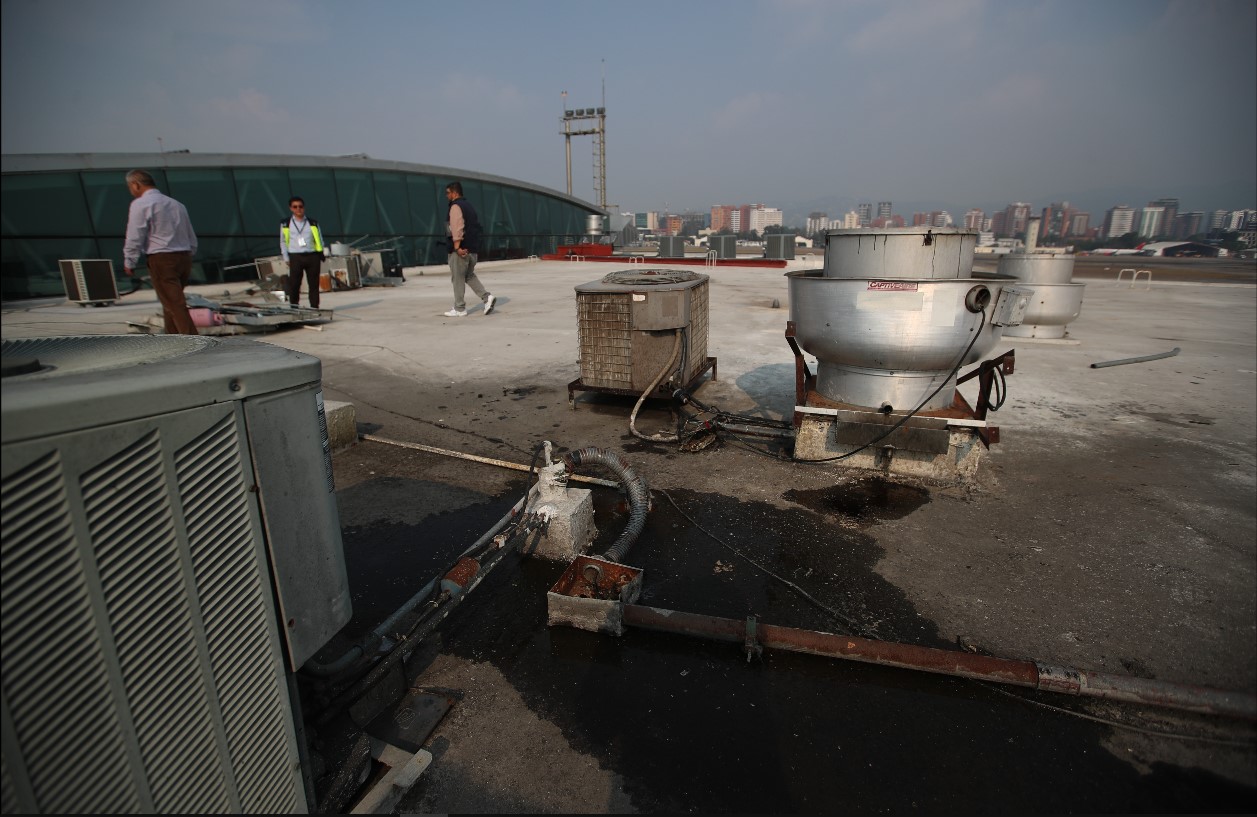 Área de la terraza del Aeropuerto Internacional La Aurora. (Foto Prensa Libre: Carlos Hernández Ovalle) 