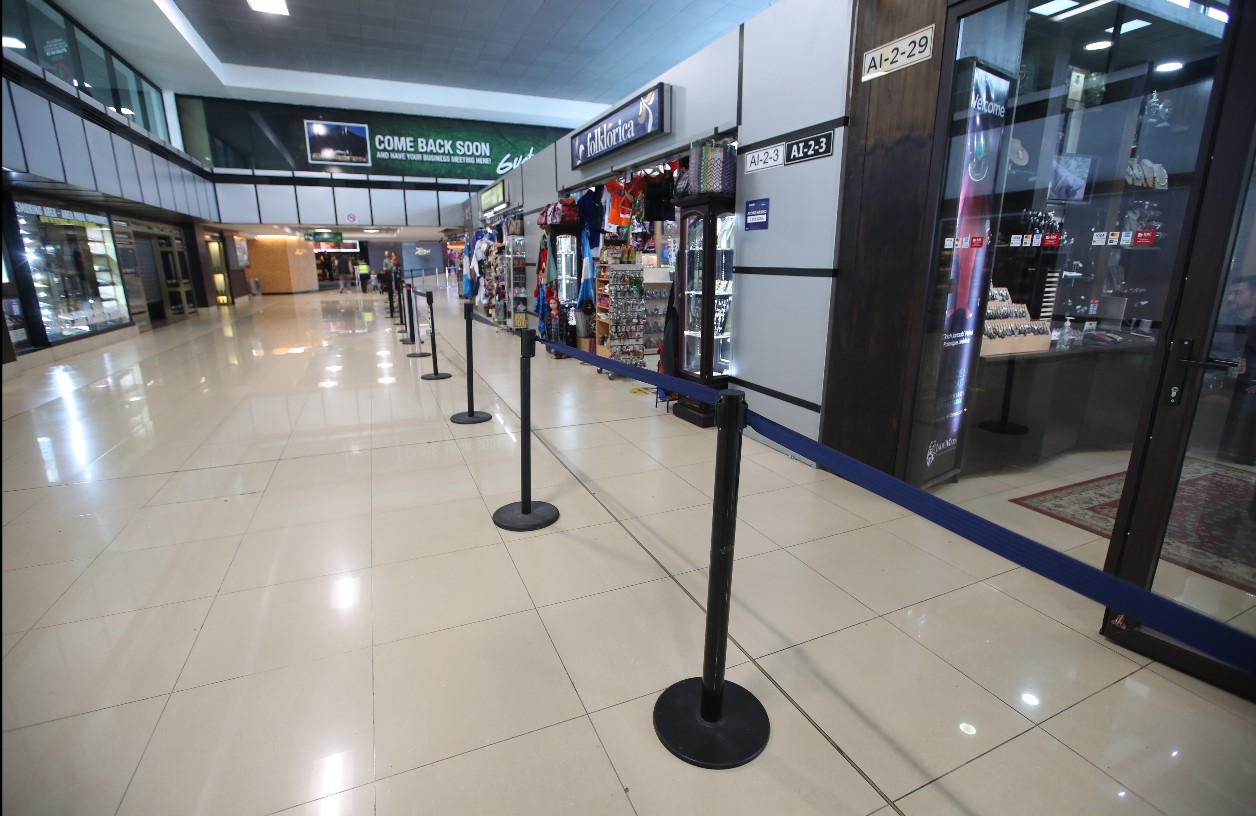Mezcla de pasajeros en el área internacional del aeropuerto. (Foto Prensa Libre: Carlos Hernández Ovalle) 