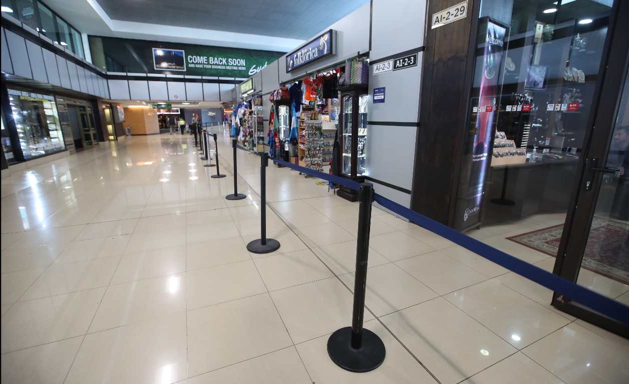 Mezcla de pasajeros en el área internacional del aeropuerto. (Foto Prensa Libre: Carlos Hernández Ovalle) 