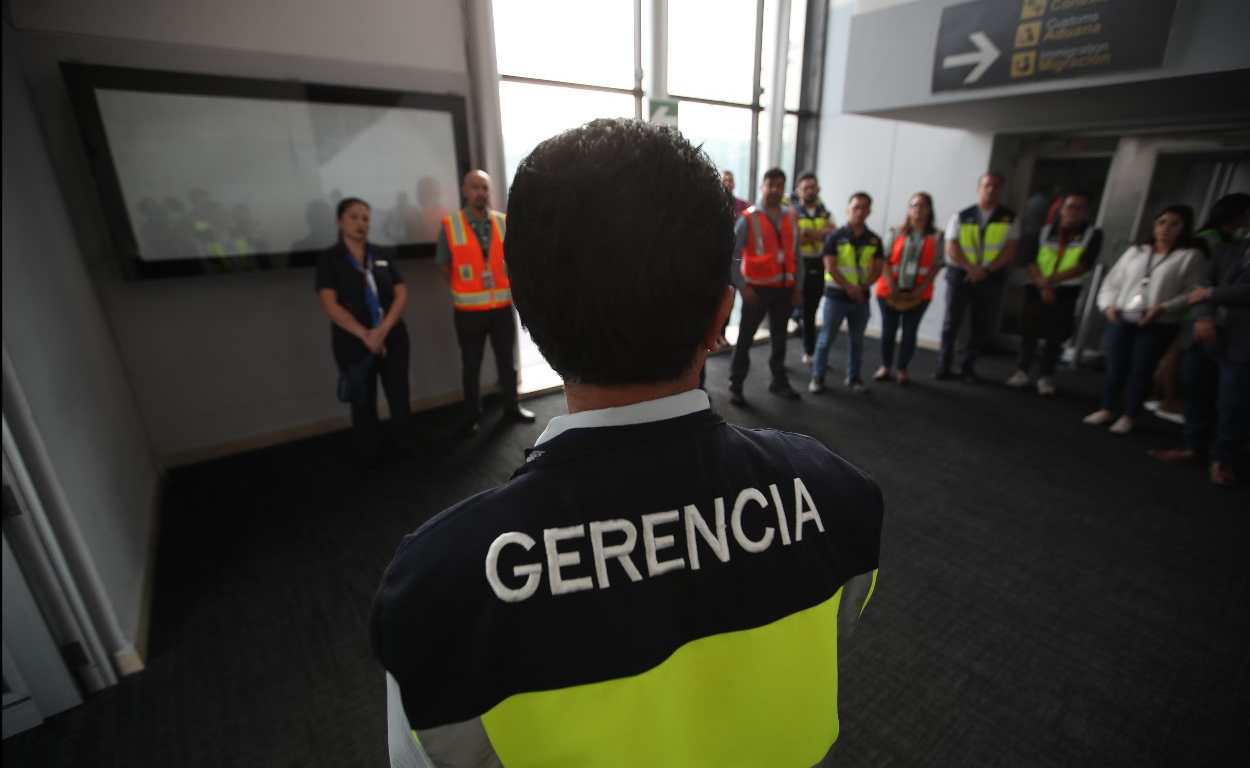 Érick Uribio gerente del AILA explica el procedimiento del muelle de pasajeros de ingreso. (Foto Prensa Libre: Carlos Hernández Ovalle) 