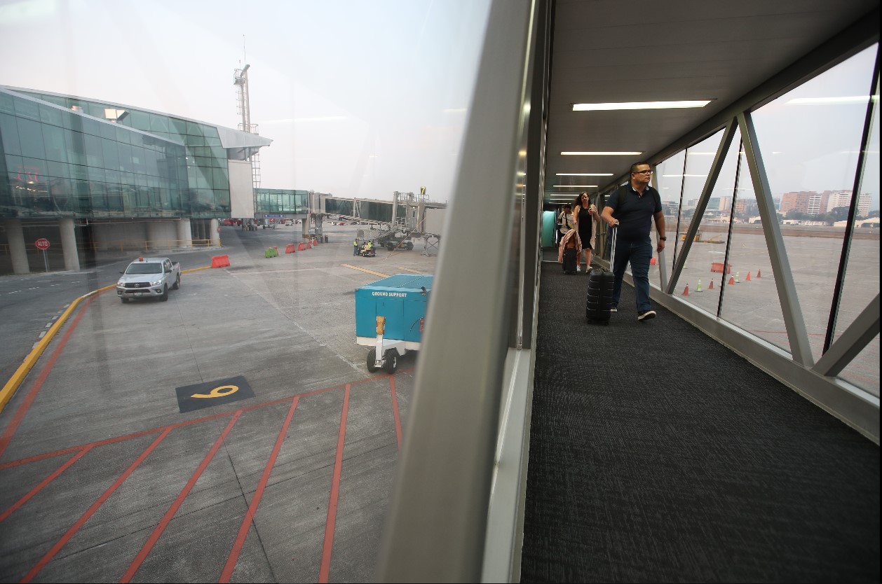 Primeros pasajeros que hicieron uso de muelle. (Foto Prensa Libre: Carlos Hernández Ovalle)