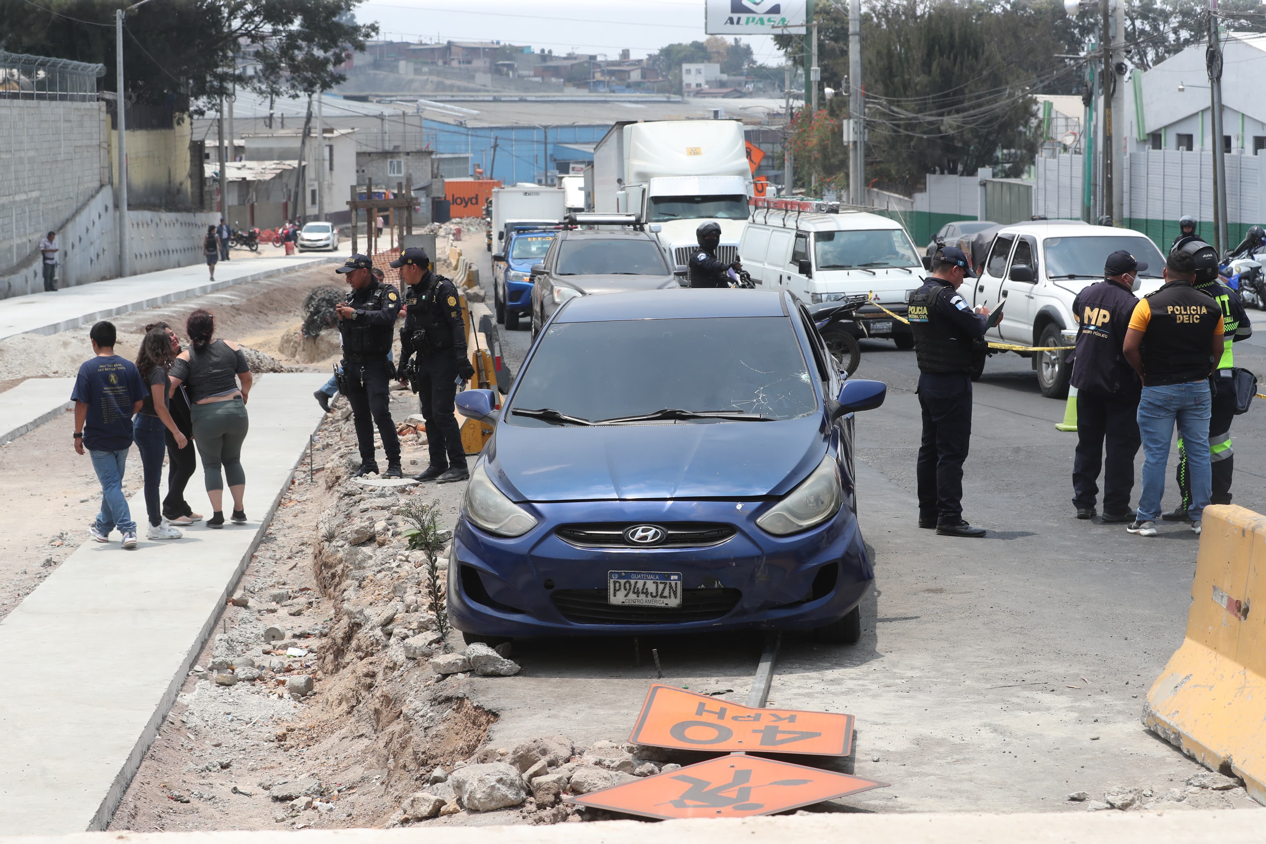 Balacera en la avenida Petapa deja un muerto y un herido. (Foto Prensa Libre: Érick Ávila)