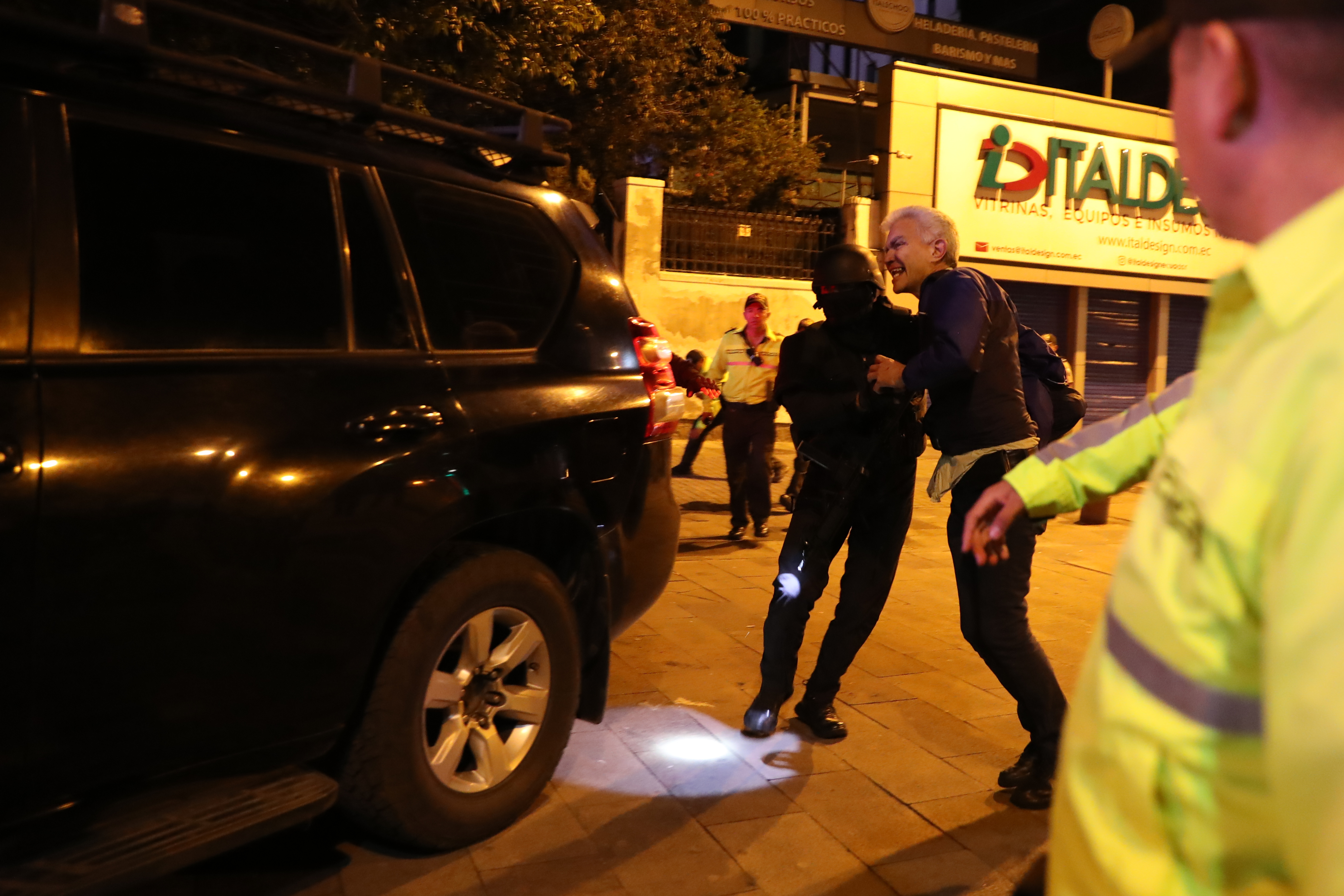 Policía de Ecuador detiene a exvicepresidente refugiado en embajada mexicana