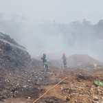 Socorristas continúan con las labores para sofocar el incendio del vertedero de Amsa. (Foto Prensa Libre: Conred)