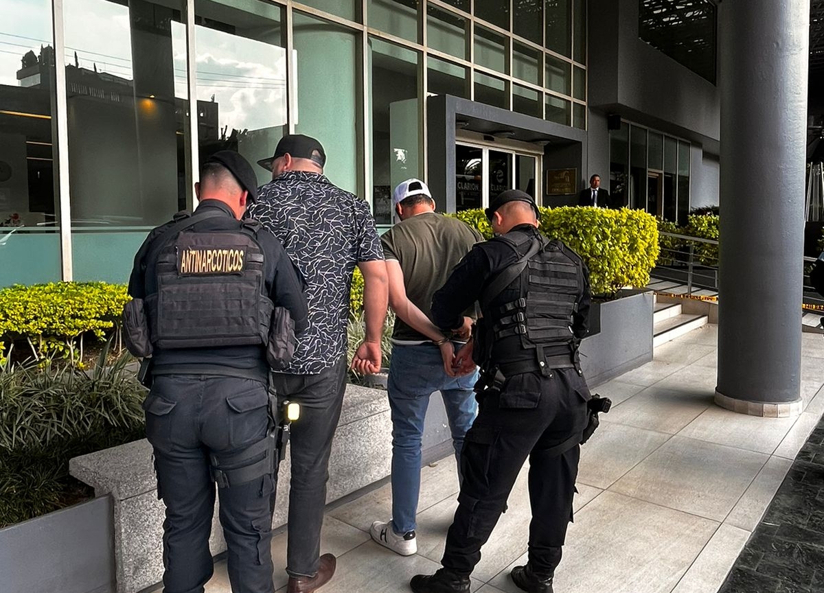 Capturan en zona 10 a guatemalteco y estadounidense por llevar paquetes con droga