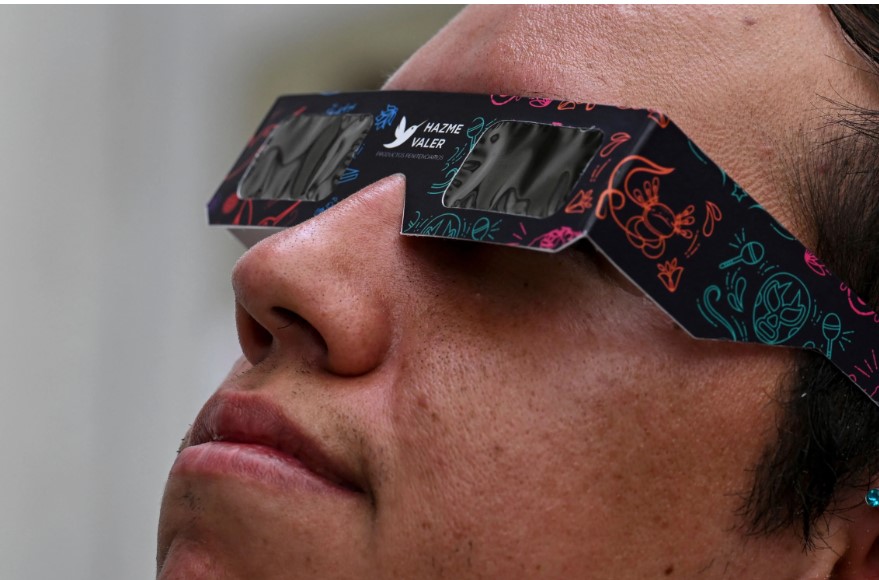 Expertos dicen que una de las formas más seguras para ver directamente un eclipse es con gafas especiales. (Foto Prensa Libre: AFP)