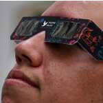 Expertos dicen que una de las formas más seguras para ver directamente un eclipse es con gafas especiales. (Foto Prensa Libre: AFP)