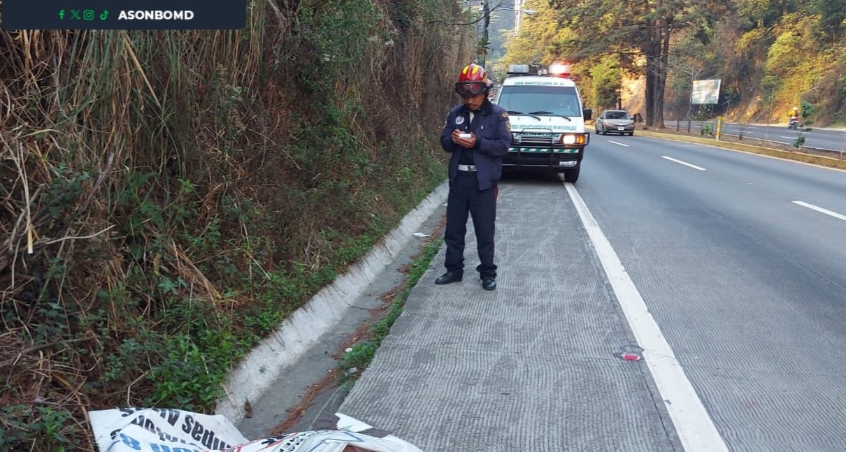 Personas que circulaban por el lugar alertaron a cuerpos de socorro acerca de una persona muerta en Kilómetro 25 Ruta Interamericana, según se informó. (Foto, Prensa Libre: @ASONBOMDGT).