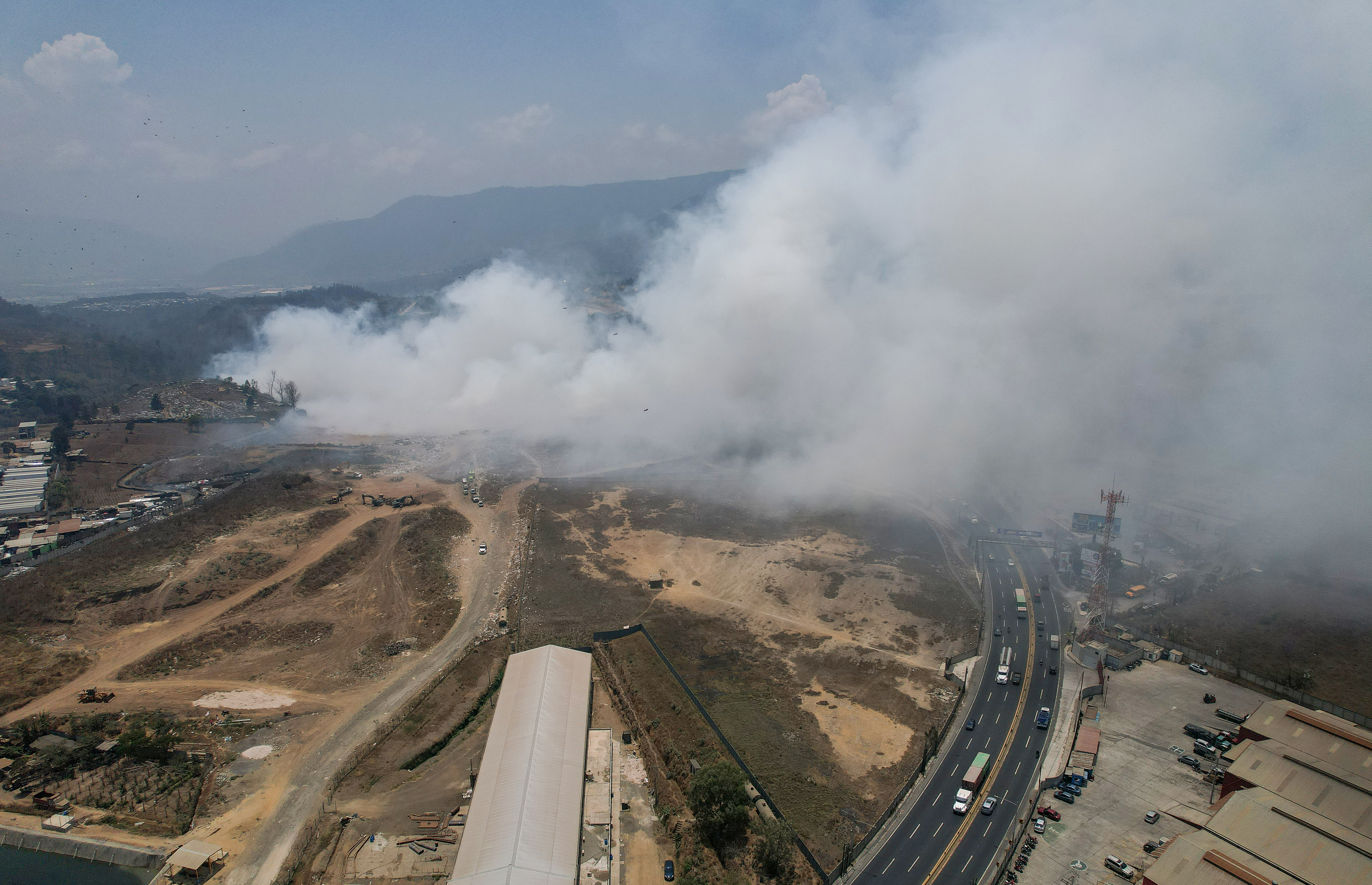 Las clases en tres departamentos de Guatemala estaban suspendidas por la contaminación causada por el incendio en el vertedero de Amsa. (Foto Prensa Libre:  EFE/Mariano Macz)