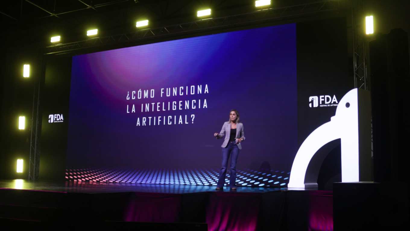 "La inteligencia artificial cambiando el panorama del Marketing Digital", fue la tercera exposición del día a cargo de Karen Moreno. (Fotografía Prensa Libre: Festival de Antigua 2024)