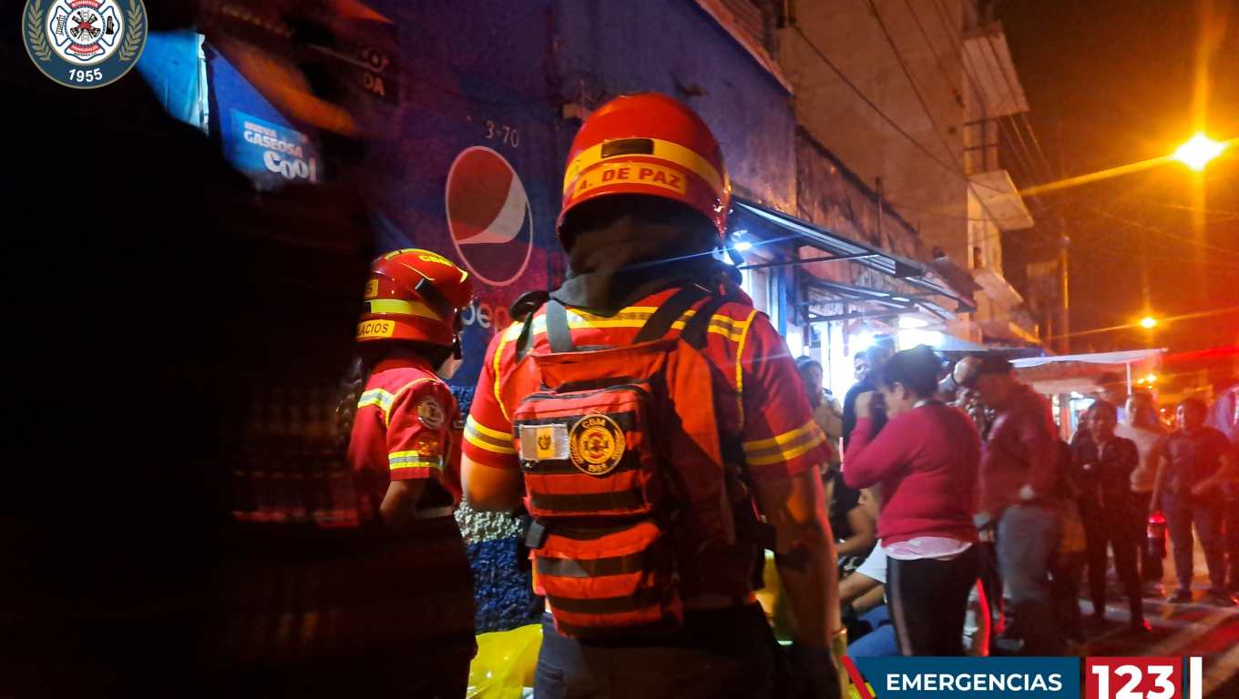 Un ataque armado en El Gallito, zona 3 capitalina, dejó un muerto y tres heridos. (Foto Prensa Libre: Bomberos Municipales)