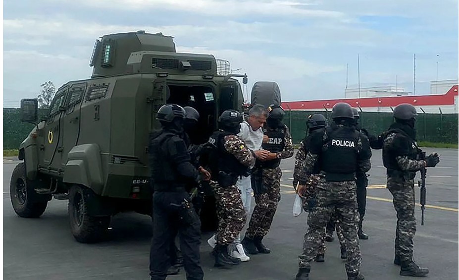 Expresidente Jorge Glas es trasladado entre fuertes medidas de seguridad. (Foto Prensa Libre: EFE)