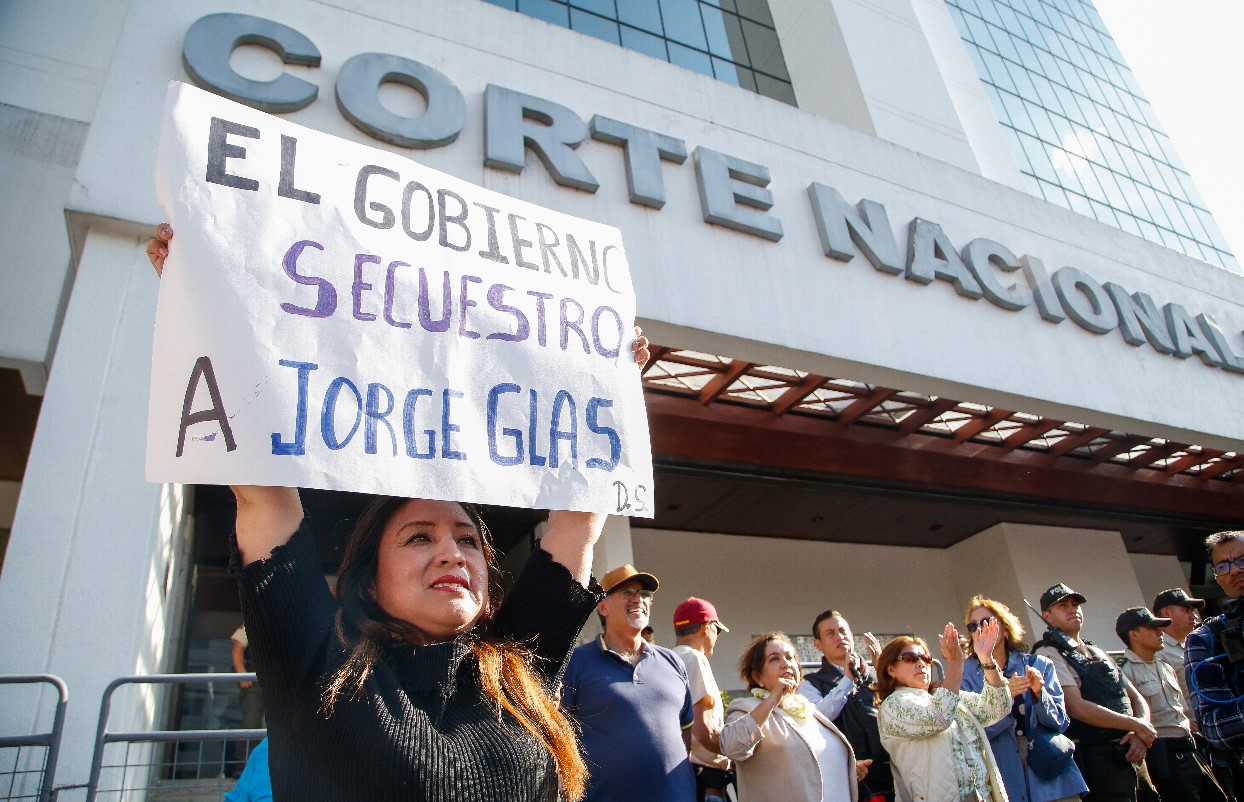 Simpatizantes del ex vicepresidente Jorge Glas se manifiestan este jueves en los exteriores de la Corte Nacional de Justicia en Quito, Ecuador, tras la escalada entre ese país y México. (Foto Prensa Libre: EFE)