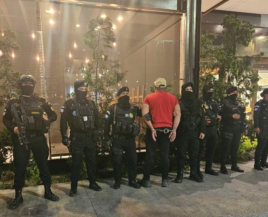 Hombre con fines de extradición es detenido en centro comercial de Santa Catarina Pinula
