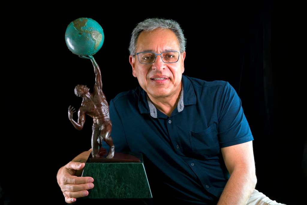 El artista guatemalteco Walter Peter obsequió al presidente Milei una escultura