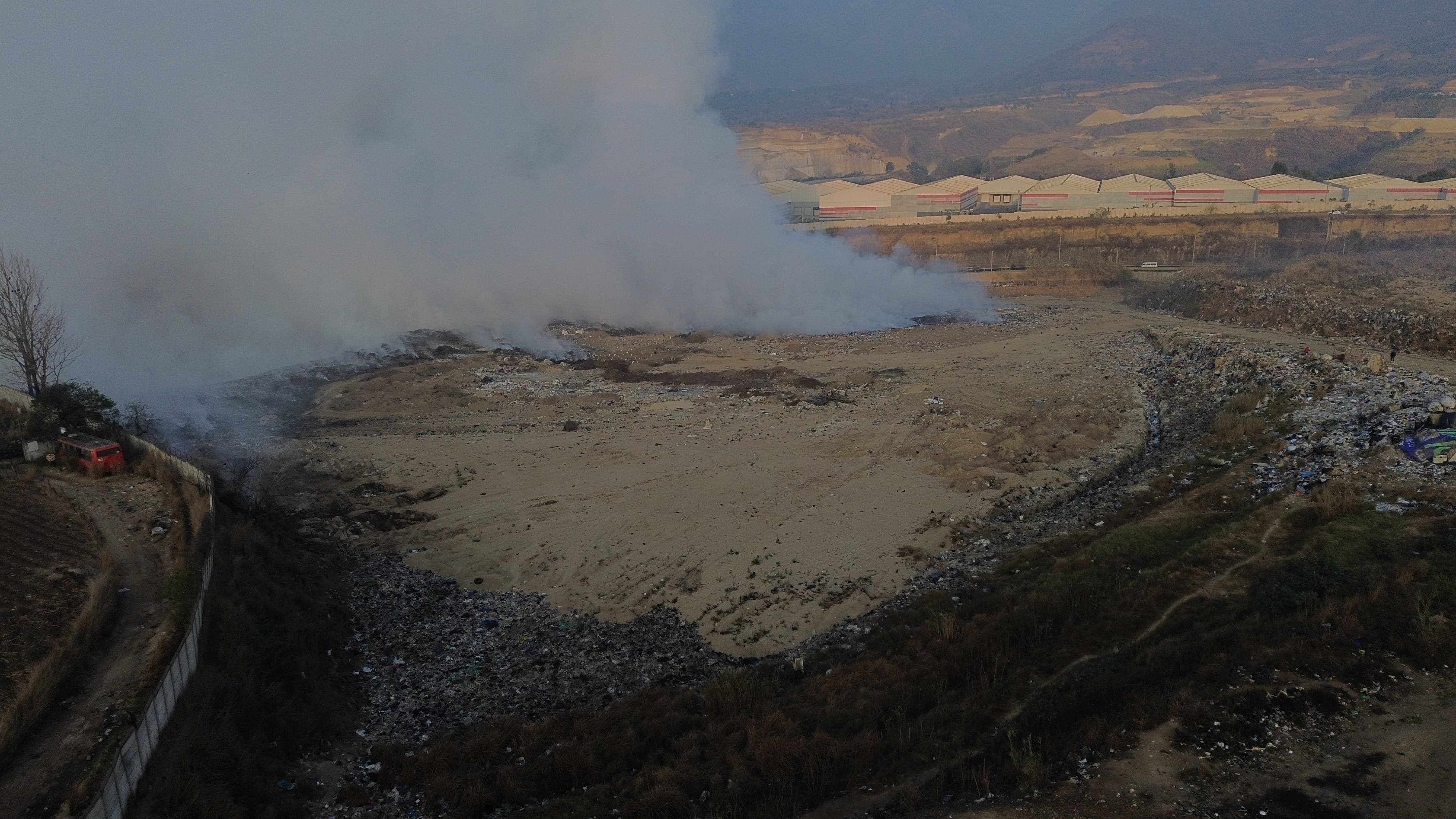 Un incendio en el km 22 de la ruta al Pacífico causa contaminación en varios municipios de Guatemala y Sacatepéquez. (Foto Prensa Libre: Carlos H. Ovalle.)