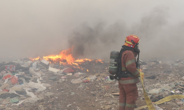 Los gases tóxicos que emanan del incendio AMSA son dañinos para la salud