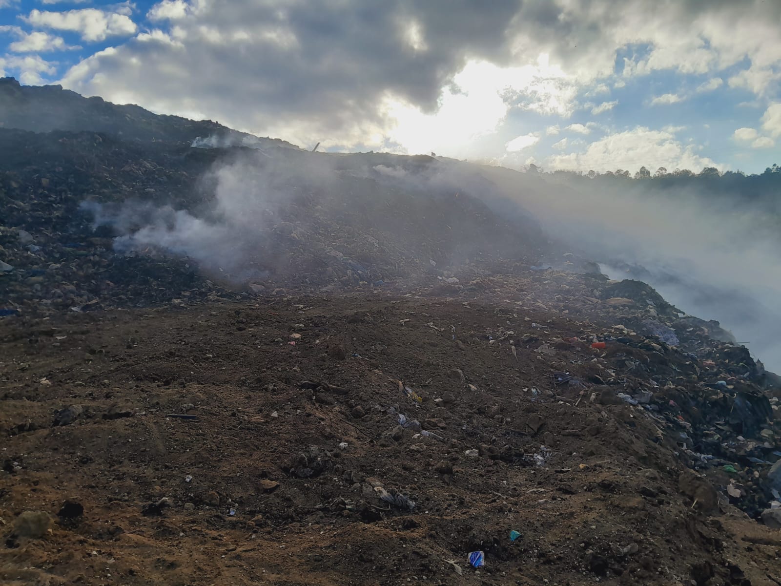Las labores para sofocar el incendio en el vertedero de Amsa continúan por séptimo día consecutivo. (Foto Prensa Libre: Conred)