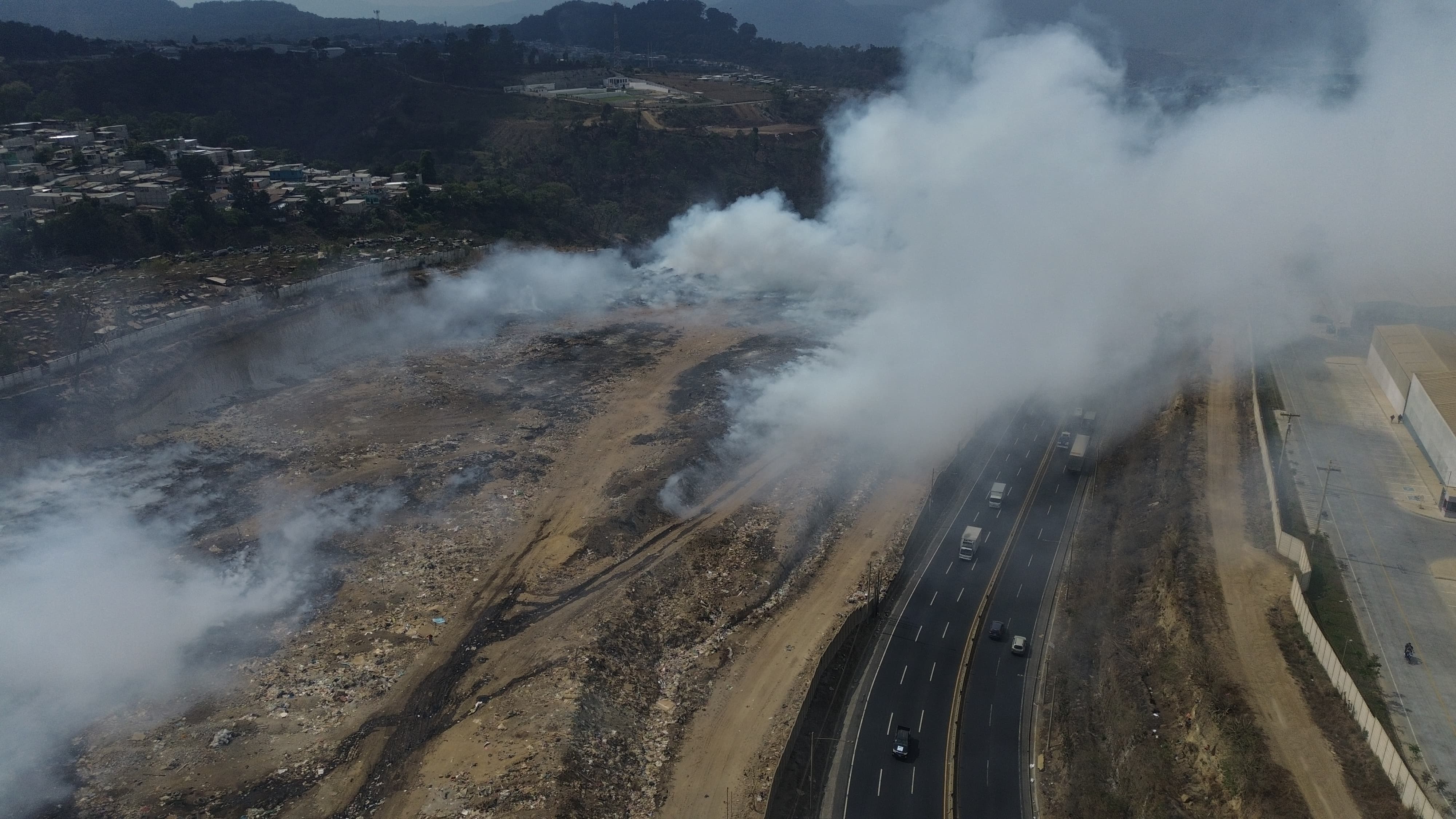 Desde el lunes último, autoridades coordinan las labores para sofocar un incendio en el vertedero de AMSA. (Foto Prensa Libre: Carlos H. Ovalle)