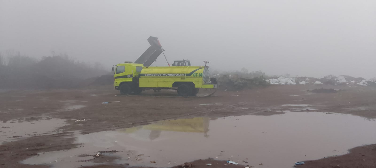 Socorristas continúan con las labores para sofocar un incendio en el vertedero de AMSA. (Foto Prensa Libre: Conred)