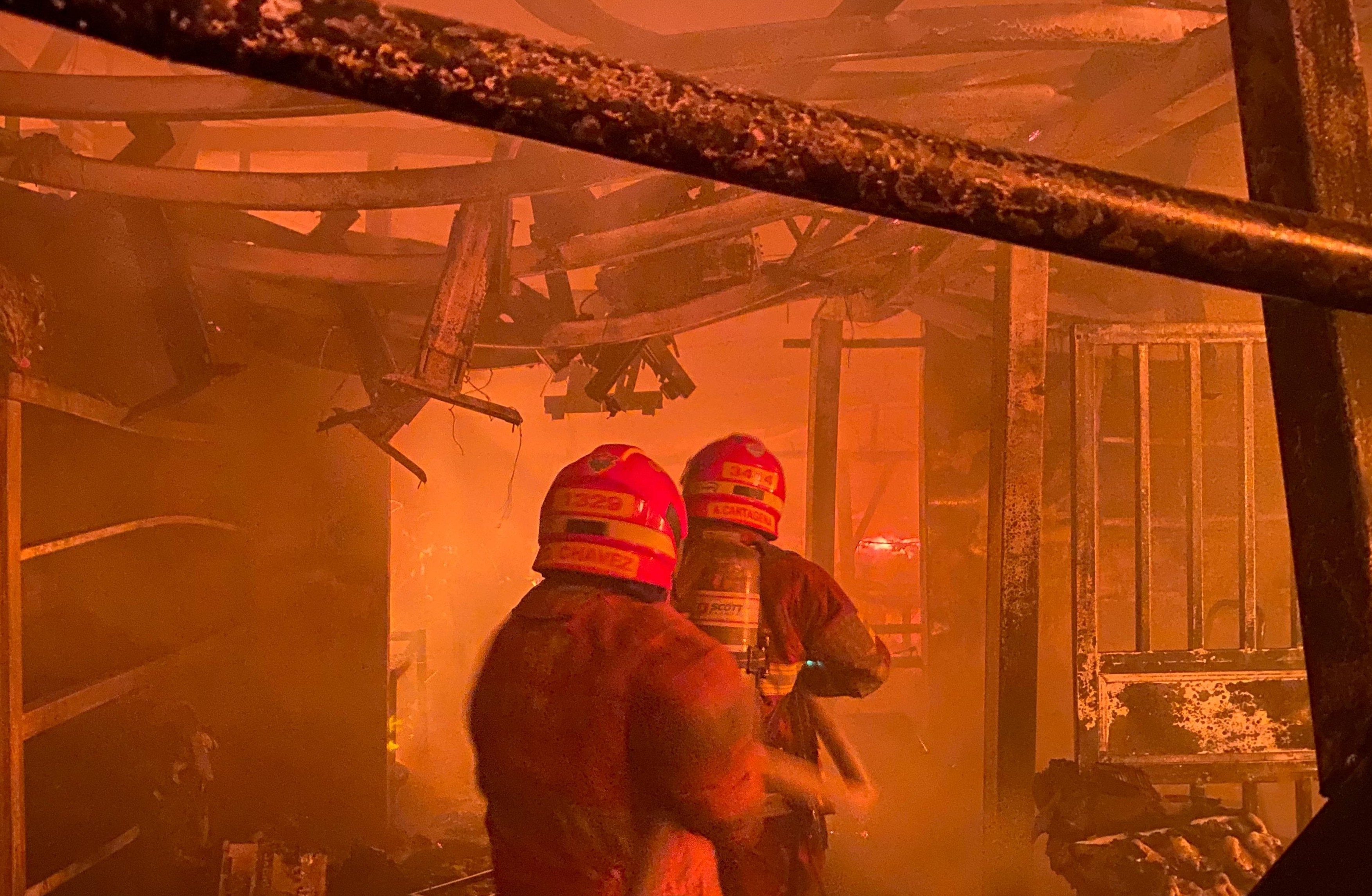 Bomberos trabajan para controlar incendio en una maquila de la zona 8 de Mixco