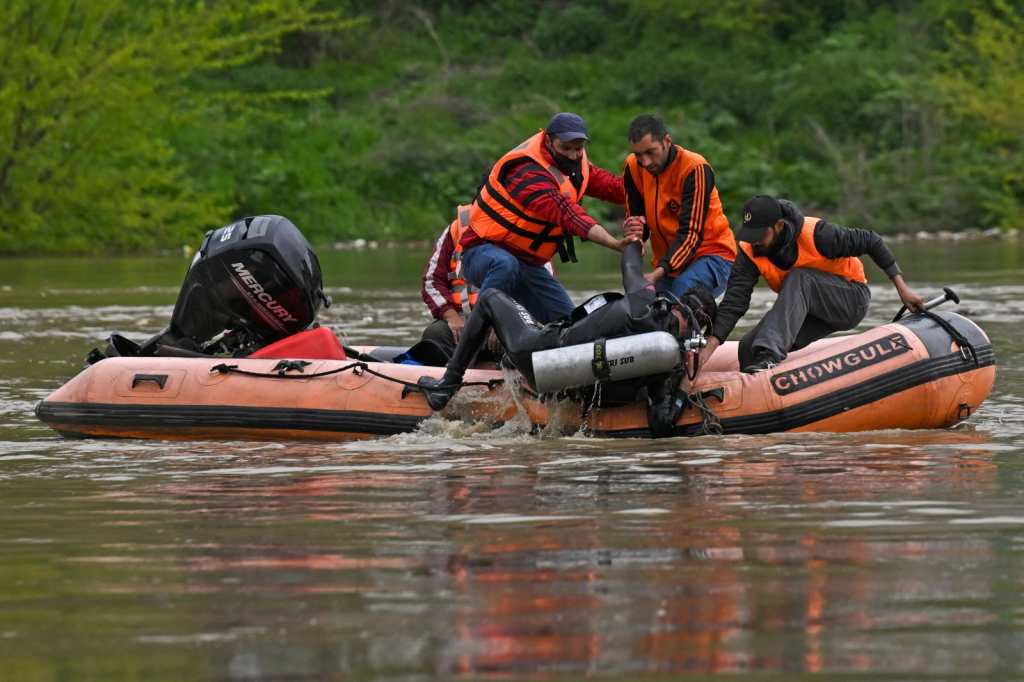 La Fuerza Nacional de Respuesta a Desastres (NDRF) lleva a cabo una operación de rescate y búsqueda después de que un barco que transportaba personas a través del río Jhelum se hundiera en Srinagar el 16 de abril de 2024. 