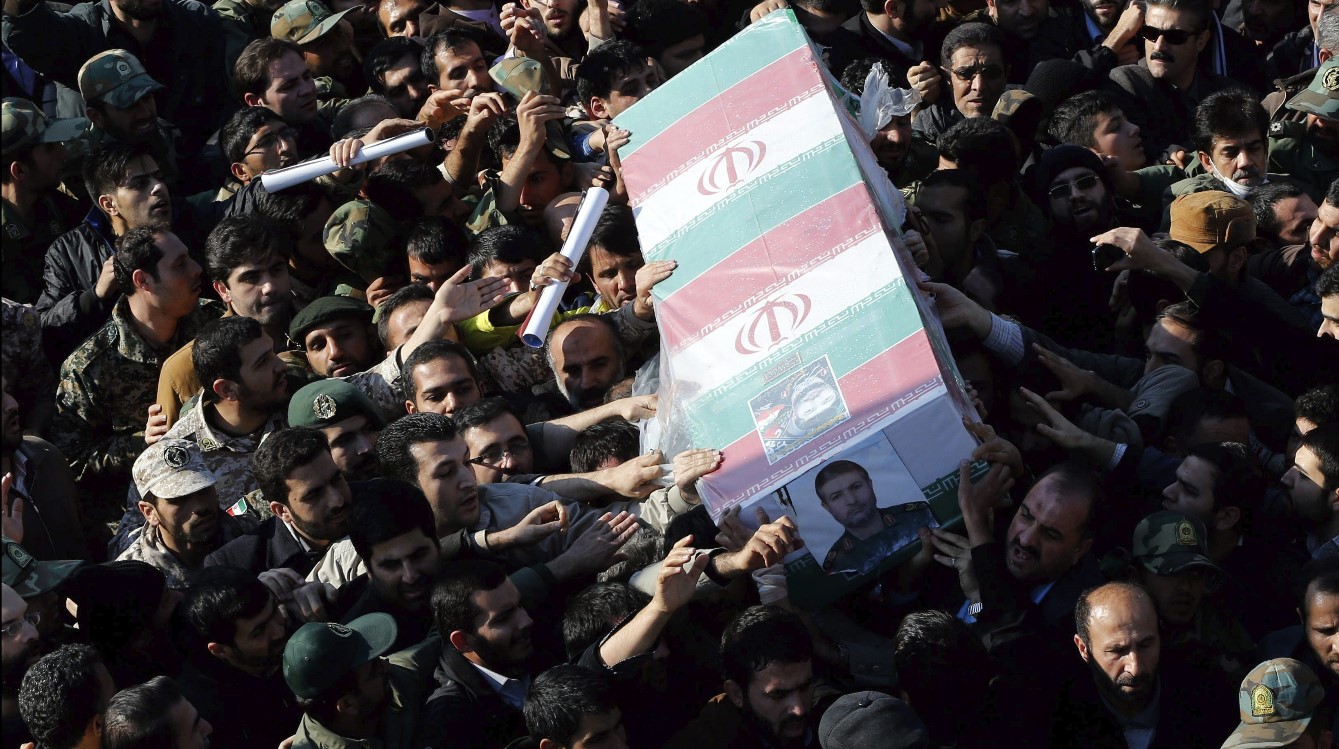 Iraníes portan el ataúd del comandante de los Guardianes de la Revolución iraní, Mohamad Alí Alahdadí, que falleció el pasado 18 de enero en Siria en el ataque de un helicóptero israelí que causó también la muerte de seis miembros de Hizbulá, durante su funeral en Teherán. (Foto Prensa Libre: AFP)