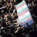 Iraníes portan el ataúd del comandante de los Guardianes de la Revolución iraní, Mohamad Alí Alahdadí, que falleció el pasado 18 de enero en Siria en el ataque de un helicóptero israelí que causó también la muerte de seis miembros de Hizbulá, durante su funeral en Teherán. (Foto Prensa Libre: AFP)