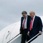 El entonces presidente Donald Trump y el fiscal general Bill Barr descienden del Air Force One en la Base Conjunta Andrews, Maryland, el 1.° de septiembre de 2020. (Anna Moneymaker/The New York Times)