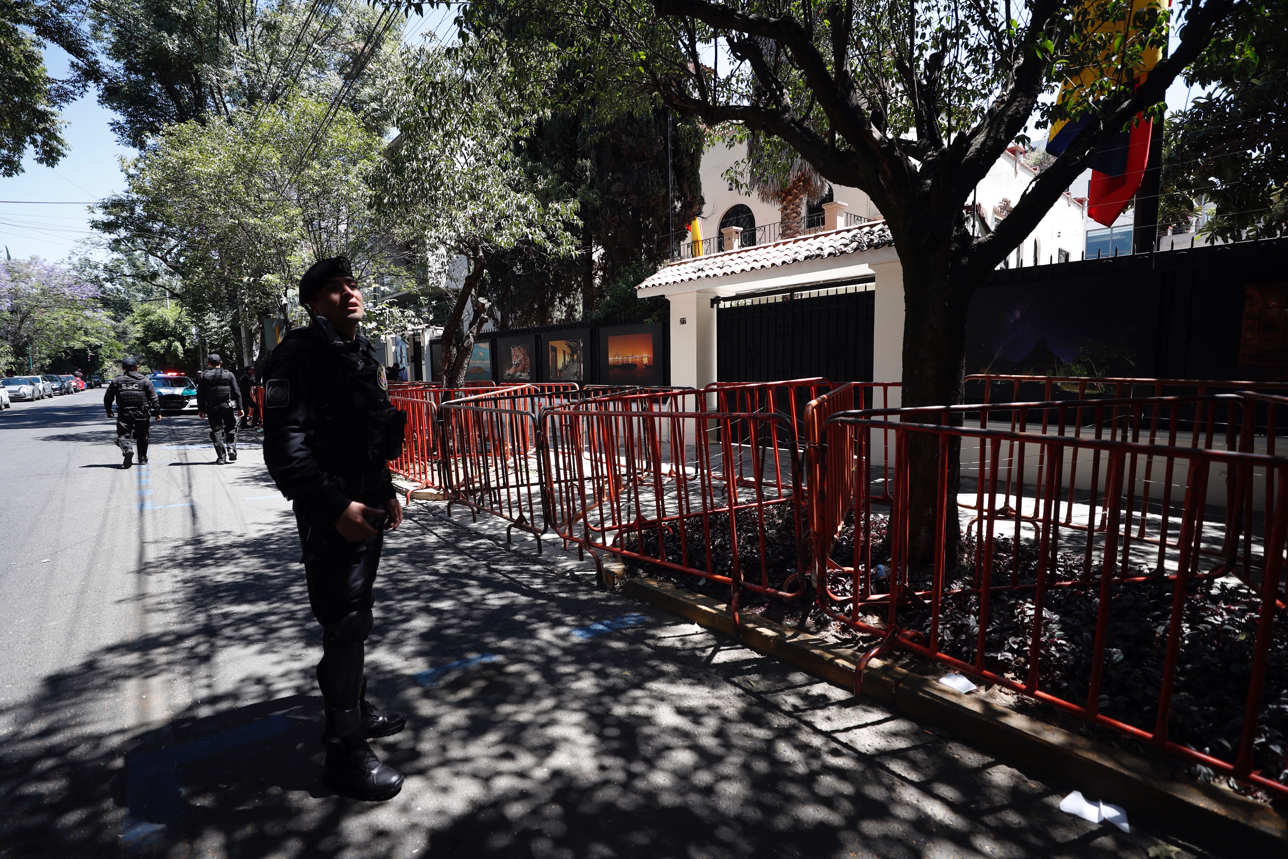 Policías de la Secretaria de Seguridad Pública resguardan con vallas metálicas las instalaciones de la embajada de Ecuador, este sábado, en la Ciudad de México. (Foto Prensa Libre: EFE/ Sáshenka Gutiérrez)