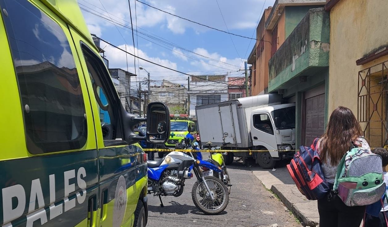 Camión descontrolado mata a una mujer y deja herida a su hija de 1 año en la zona 6