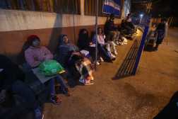 Pacientes del Hospital Roosevelt madrugan para poder obtener atencin entre ellos los pacientes con cncer quienes vienen de distintos puntos del pas y gastan hasta Q200 para poder llegar al Hospital 


Fotografa Erick Avila                   29/04/2024