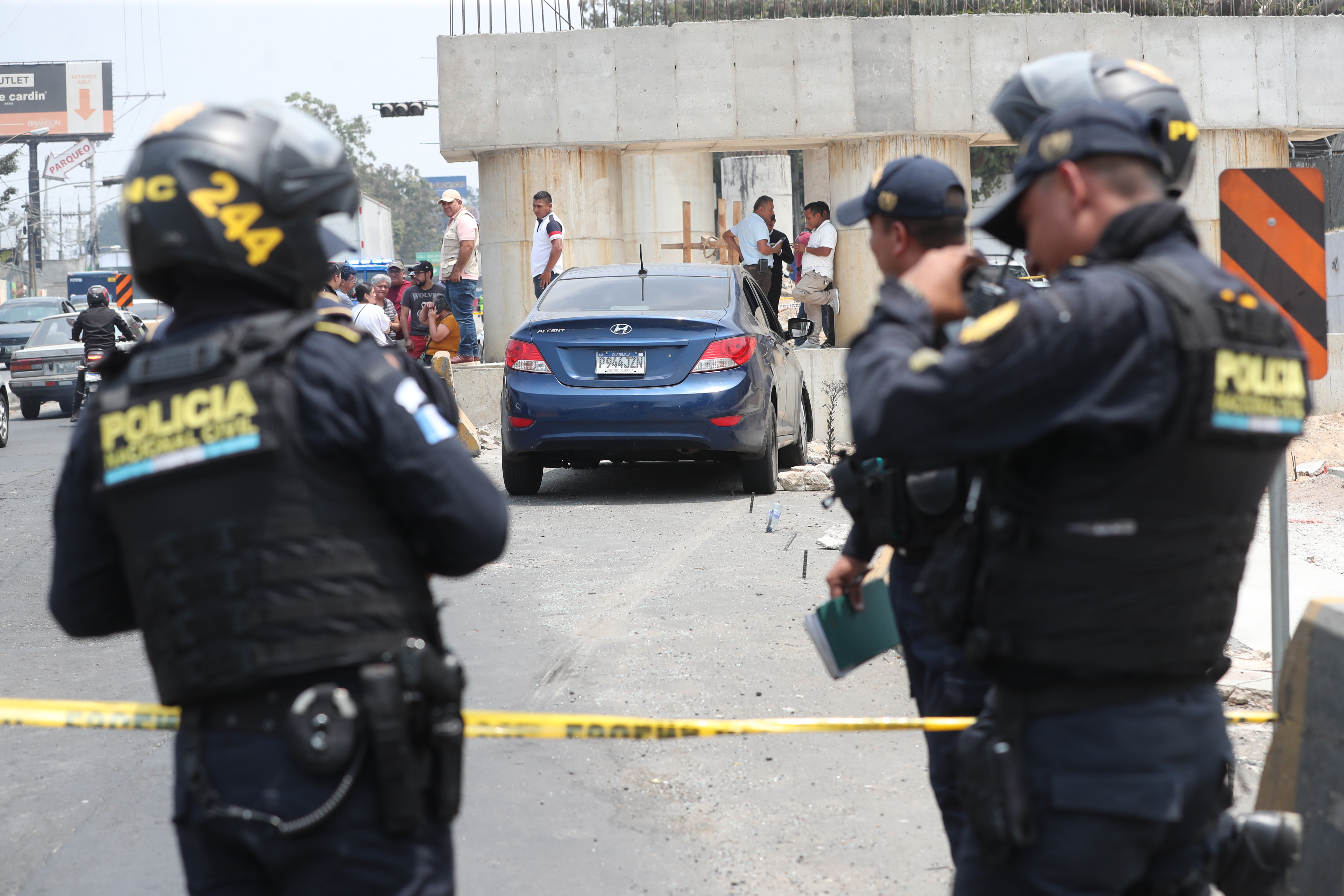 Agentes de la Policía Nacional Civil acordonan un área donde ocurrió un ataque armado el 3 de abril de 2024 en la avenida Petapa y 54 calle de la zona 12. En el lugar un piloto de un vehículo murió baleado. El hecho lo atribuyen a extorsionistas. (Foto Prensa Libre: Erick Avila).