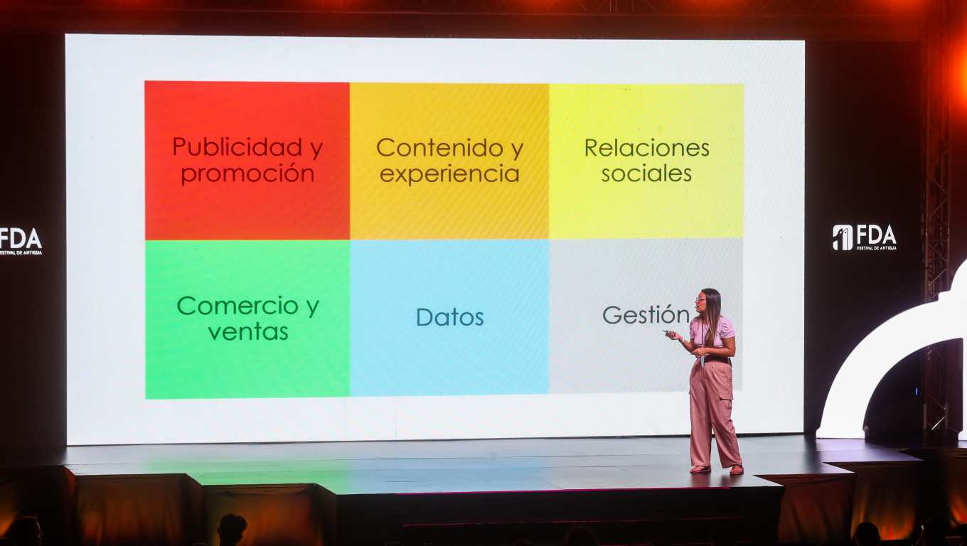 La colombiana María Paula Medina, expositora y Líder Departamento Digital Grey, brindó la charla "Prompts para ser eficiente con Martech". (Fotografía Prensa Libre: Juan Diego González)