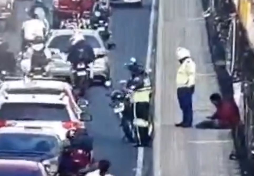 Agente de PMT evita que hombre se tire de puente El Incienso