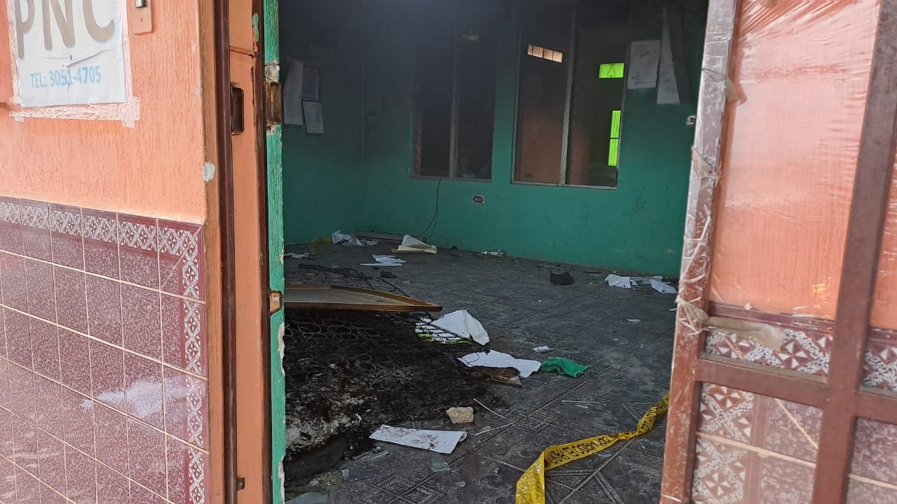 La subestación de la PNC en San Andrés Iztapa fue quemada por la población