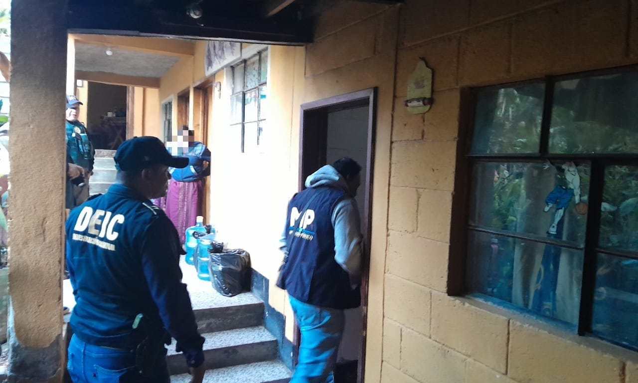 Agentes de la PNC allanan un hospedaje en Panajachel, Sololá, donde vecinos reportaron un caso de explotación sexual. (Foto Prensa Libre: PNC)