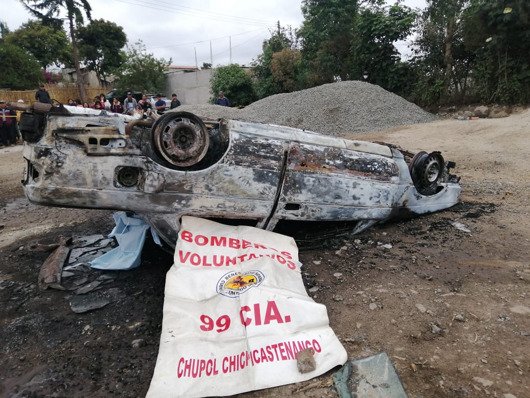 Cuatro personas fueron quemadas en un vehículo en Quiché. (Foto Prensa Libre: Bomberos Voluntarios)