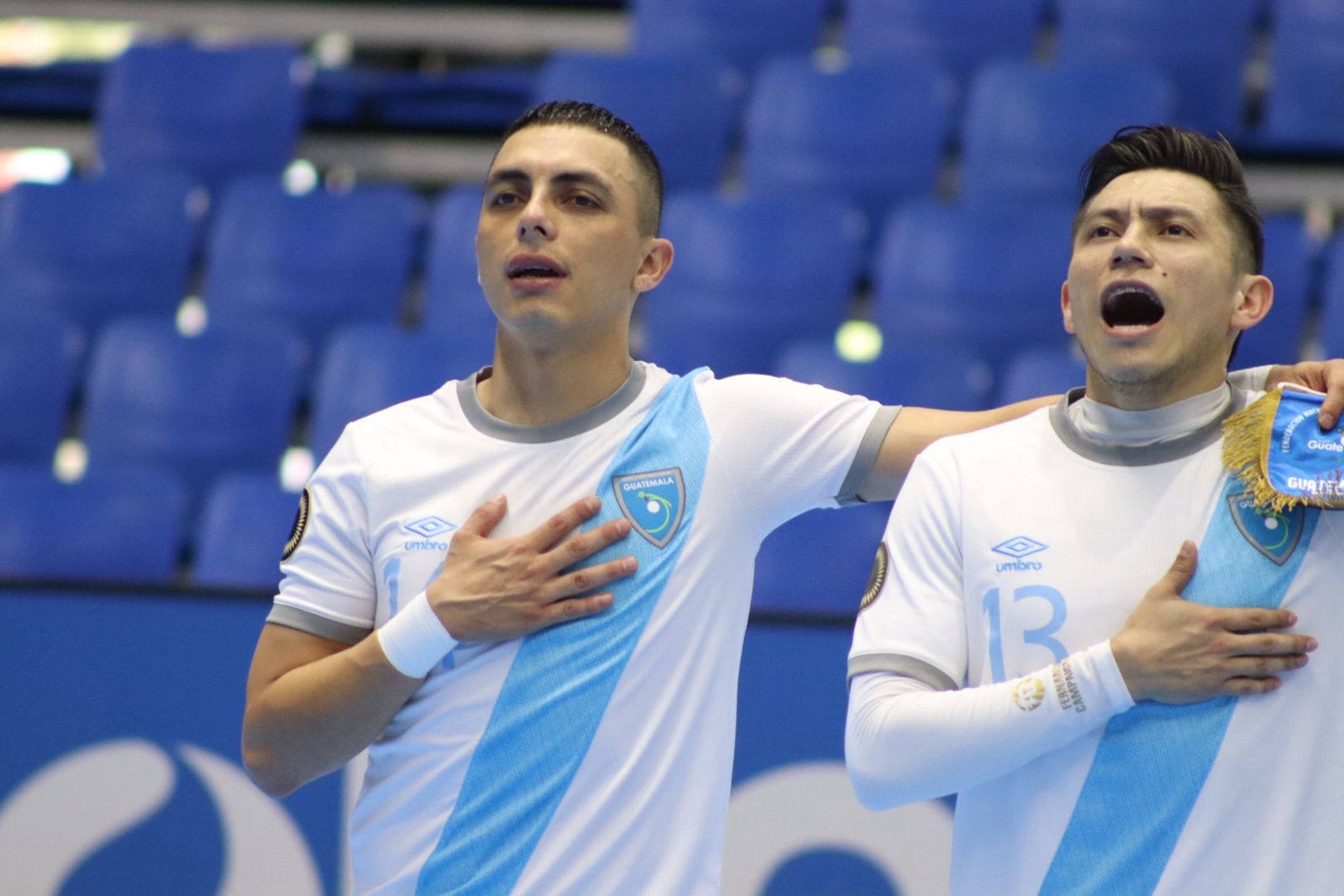 Alan Aguilar y Fernando Campaignac cantan el himno nacional previo a un duelo de futsal con la Selección de Guatemala.