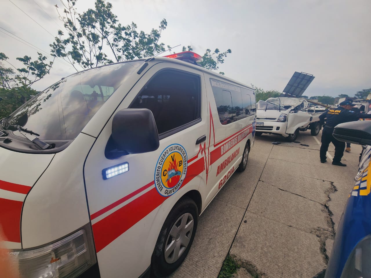Señal de tránsito cae sobre camión en ruta a El Salvador y deja dos heridos