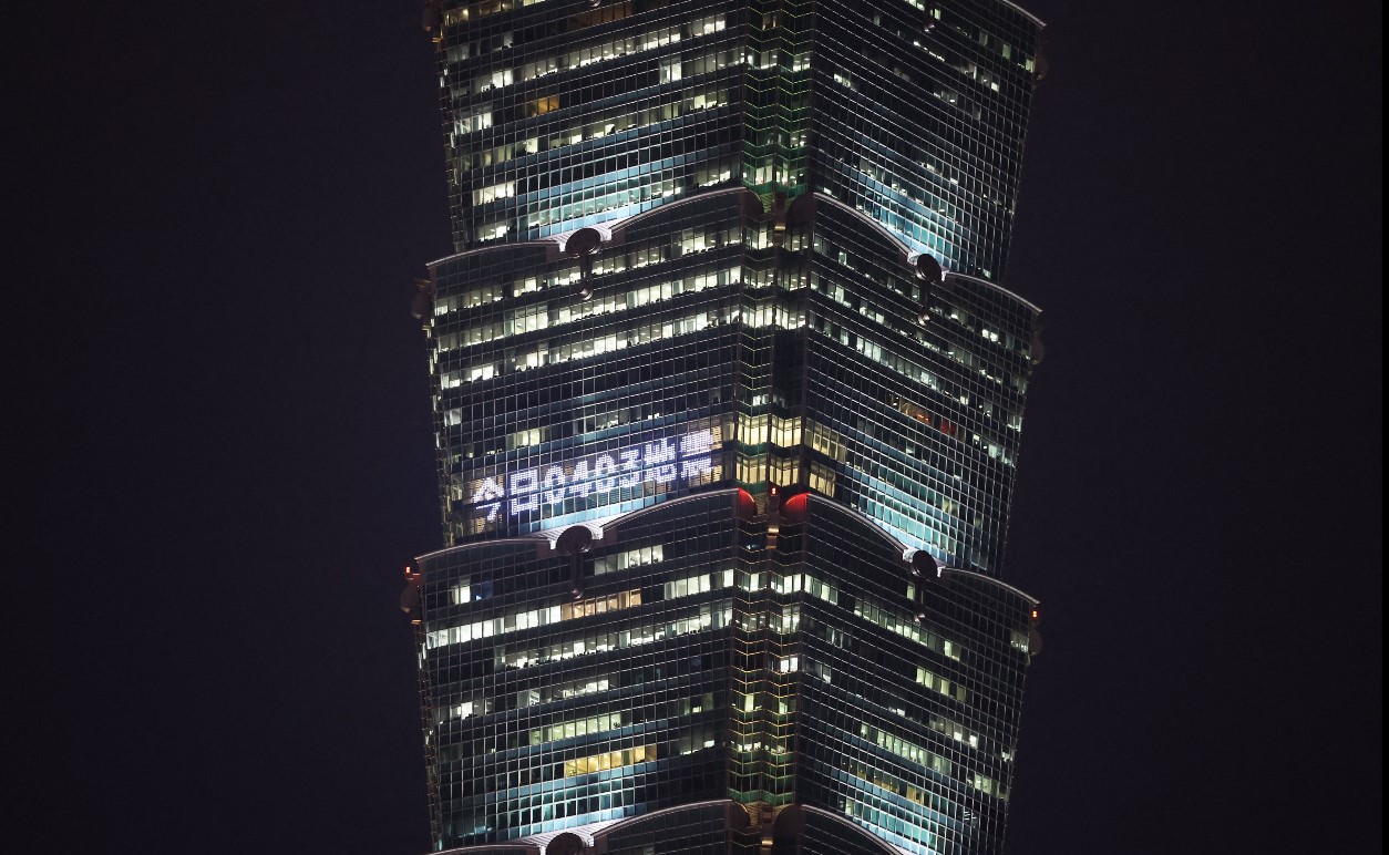 El Taipéi 101, situado en la capital taiwanesa, está diseñado para soportar fuertes sismos. (Foto Prensa Libre: AFP)