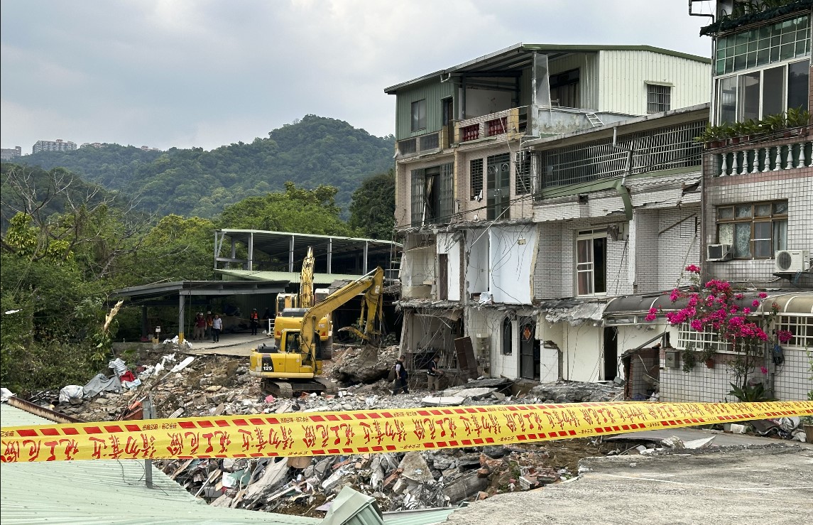 Hasta ayer aún había cientos de víctimas atrapadas entre los escombros. (Foto Prensa Libre: EFE)