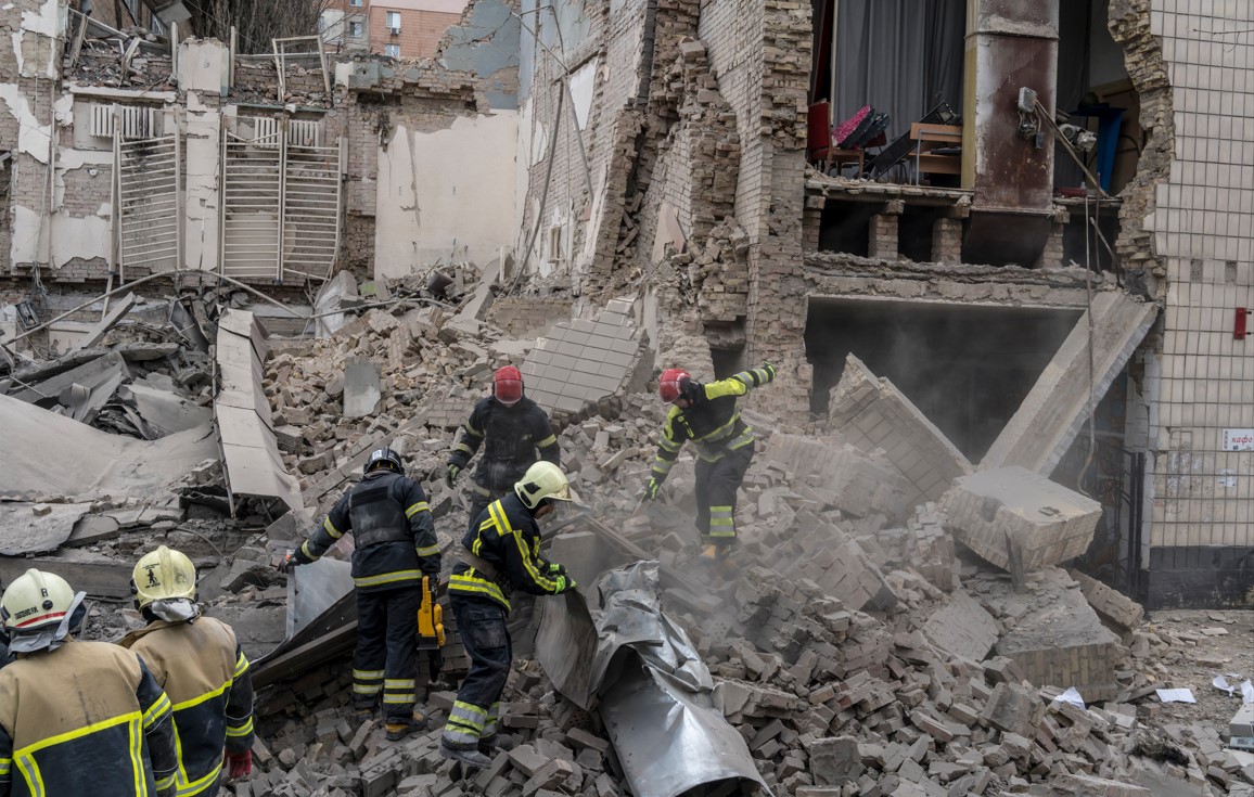 Equipos de rescate se mueven entre los escombros de un gimnasio universitario que fue destruido por un misil ruso en Kiev, Ucrania, el 25 de marzo de 2024. (Brendan Hoffman/The New York Times)